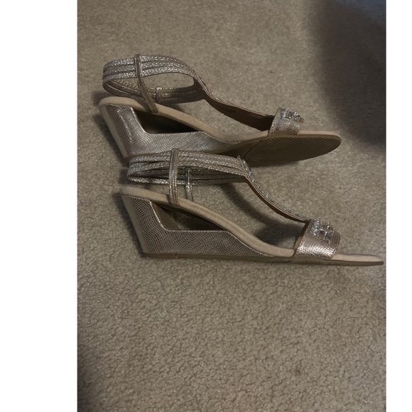 Womens formal shoes, New York Transit gold/champagne in color - Picture 3 of 3